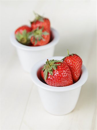 simsearch:400-06921455,k - ripe strawberries in bowl, on wood table Foto de stock - Super Valor sin royalties y Suscripción, Código: 400-06921459