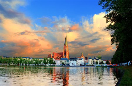 The Schwerin Cathedral behind the Pfaffenteich. HDR image, very vibrant colors. Stockbilder - Microstock & Abonnement, Bildnummer: 400-06921466