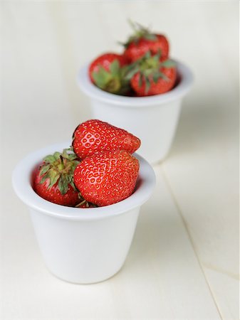 simsearch:400-06921455,k - ripe strawberries in bowl, on wood table Foto de stock - Super Valor sin royalties y Suscripción, Código: 400-06921460