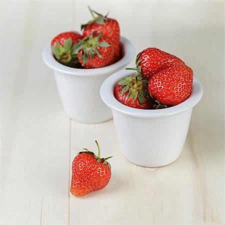 simsearch:400-06921455,k - ripe strawberries in bowl, on wood table Foto de stock - Super Valor sin royalties y Suscripción, Código: 400-06921461