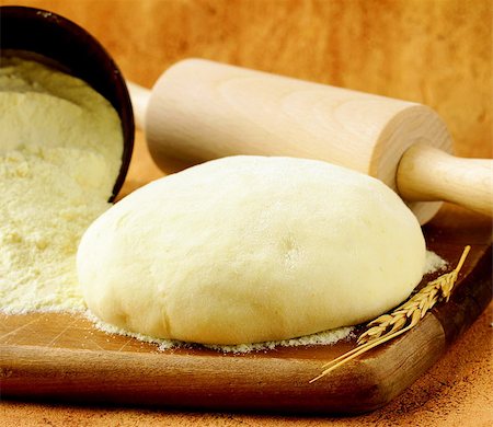 simsearch:632-05991303,k - homemade dough  and flour on a wooden board Photographie de stock - Aubaine LD & Abonnement, Code: 400-06921660