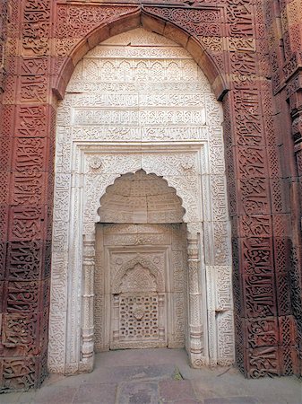 simsearch:400-08428658,k - The tomb of Slave Dynasty ruler, Iltutmish was built in 1235AD. The central chamber is a 9 sq metre and has squinches, suggesting the existence of a dome, which has since collapsed. Fotografie stock - Microstock e Abbonamento, Codice: 400-06921870