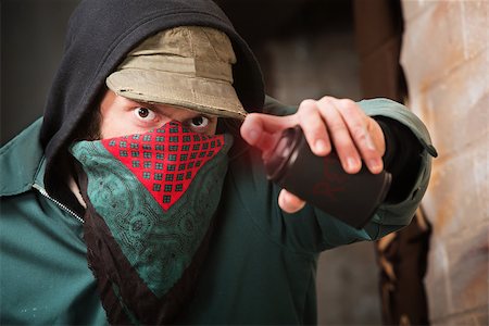 Tough gang member with spray paint can Foto de stock - Super Valor sin royalties y Suscripción, Código: 400-06921900