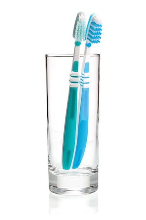 simsearch:400-04552289,k - Two tooth brushes in glass. Isolated on white background Foto de stock - Super Valor sin royalties y Suscripción, Código: 400-06922450