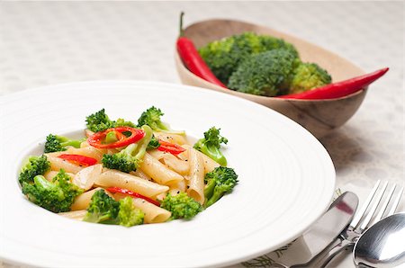 simsearch:400-06461732,k - classic Italian penne pasta with broccoli and red chili pepper Stockbilder - Microstock & Abonnement, Bildnummer: 400-06922739