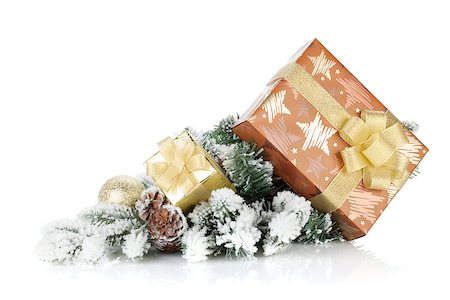 simsearch:400-04272073,k - Gift boxes and christmas decor on snowy fir tree. Isolated on white background Foto de stock - Super Valor sin royalties y Suscripción, Código: 400-06923185