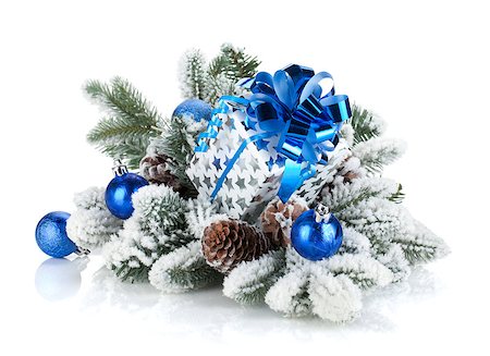 simsearch:400-04272073,k - Gift box and christmas decor on snowy fir tree. Isolated on white background Foto de stock - Super Valor sin royalties y Suscripción, Código: 400-06923186