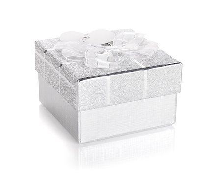 simsearch:400-06360703,k - Silver gift box with bow and heart label. Isolated on white background Stockbilder - Microstock & Abonnement, Bildnummer: 400-06923337