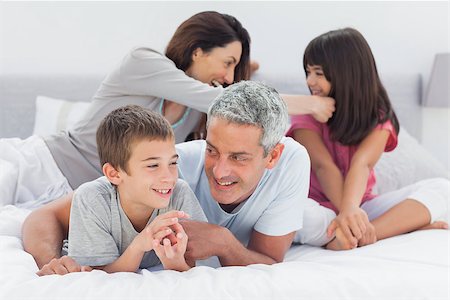simsearch:400-06930138,k - Family together on bed at home Stock Photo - Budget Royalty-Free & Subscription, Code: 400-06930064