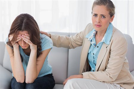simsearch:400-07273405,k - Worried woman being comforted by her understanding therapist and sitting on the couch Foto de stock - Super Valor sin royalties y Suscripción, Código: 400-06932768