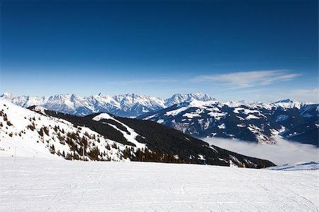 Winter with ski slopes of Kaprun resort next to Kitzsteinhorn peak in Austrian Alps Foto de stock - Super Valor sin royalties y Suscripción, Código: 400-06944416