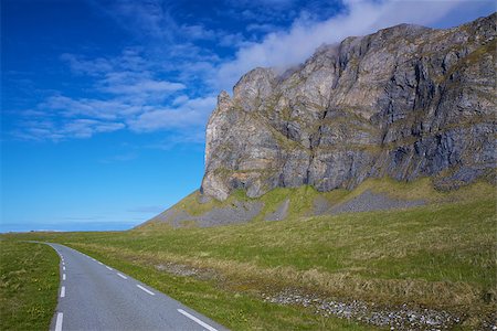 scenic north island roads - Scenic coastal road under the cliffs of island Vaeroy on Lofoten, Norway Foto de stock - Super Valor sin royalties y Suscripción, Código: 400-06944451