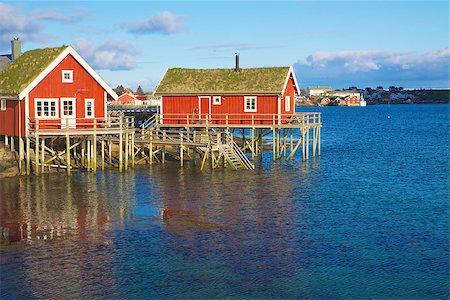 simsearch:400-06946273,k - Typical red rorbu huts with sod roof in town of Reine on Lofoten islands in Norway Photographie de stock - Aubaine LD & Abonnement, Code: 400-06946229