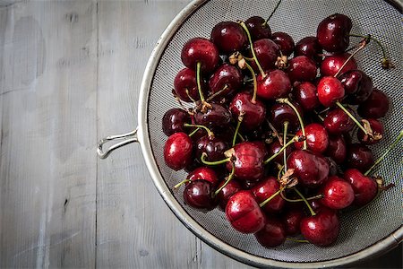 simsearch:400-05147624,k - fresh sour cherries in colander on grey wooden table Foto de stock - Super Valor sin royalties y Suscripción, Código: 400-06946350