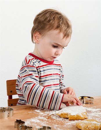 simsearch:614-02049325,k - vertical image of 2 year old child making biscuit  at wooden desk Foto de stock - Super Valor sin royalties y Suscripción, Código: 400-06946987