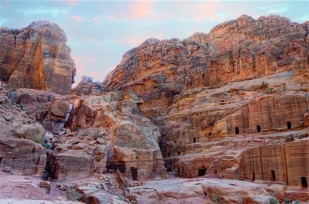 simsearch:400-06861780,k - Ancient tombs carved in the rock in Petra, Jordan Foto de stock - Super Valor sin royalties y Suscripción, Código: 400-06947073