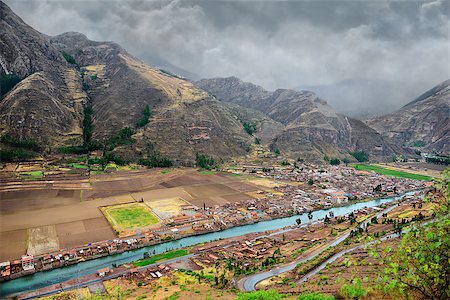 The Sacred Valley of the Incas. Urubamba river in the valley, mountains and the city. Foto de stock - Super Valor sin royalties y Suscripción, Código: 400-06947104