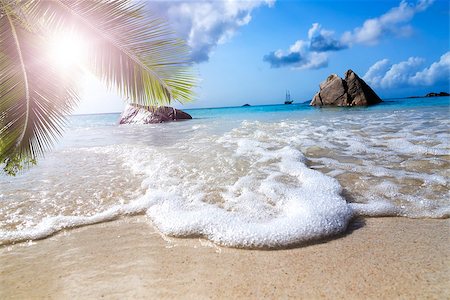 La Digue island, Seyshelles, Anse Source d'Argent. White coral beach sand. Sailing yacht on background. Fotografie stock - Microstock e Abbonamento, Codice: 400-06947179