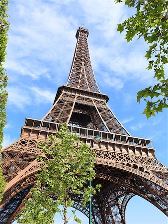 simsearch:400-09116178,k - The Eiffel Tower in Paris Foto de stock - Royalty-Free Super Valor e Assinatura, Número: 400-06947483