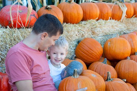 simsearch:400-07793720,k - young father and his cute smiling son spending time together at pumpkin patch Photographie de stock - Aubaine LD & Abonnement, Code: 400-06947517