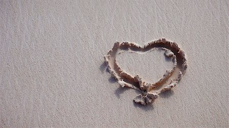simsearch:400-08495448,k - Symbol of love drawn in sand on the coast Stock Photo - Budget Royalty-Free & Subscription, Code: 400-06947774
