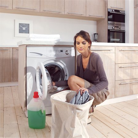 pretty smiling girl in the laundry room Foto de stock - Super Valor sin royalties y Suscripción, Código: 400-06947790