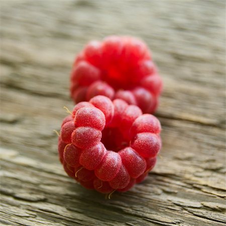 Fresh Ripe Sweet Raspberry on Wooden Background. Fresh Organic Food. Closeup Photographie de stock - Aubaine LD & Abonnement, Code: 400-06948186