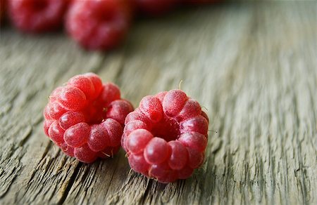 Fresh Ripe Sweet Raspberry on Wooden Background. Fresh Organic Food. Closeup Photographie de stock - Aubaine LD & Abonnement, Code: 400-06948187
