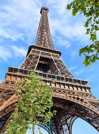 simsearch:400-09116178,k - Eiffel Tower in Paris France Foto de stock - Royalty-Free Super Valor e Assinatura, Número: 400-06948208