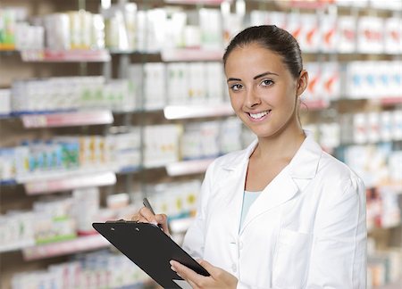 simsearch:400-06948287,k - Environmental Portrait of a medical personnel, or doctor in pharmacy Stockbilder - Microstock & Abonnement, Bildnummer: 400-06948288