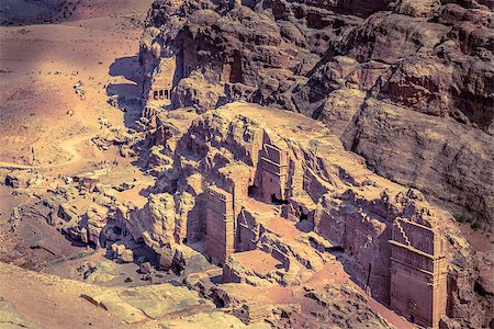 simsearch:862-05998320,k - View of ancient tombs carved in the rock in Petra, Jordan Fotografie stock - Microstock e Abbonamento, Codice: 400-06948359