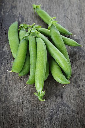 simsearch:400-04785141,k - heap of fresh pea pods, on wood table Stock Photo - Budget Royalty-Free & Subscription, Code: 400-06948411