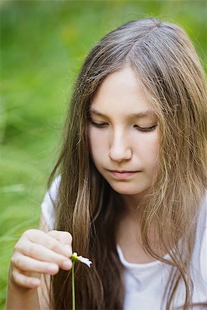 simsearch:400-04399498,k - teenage girl wonders on flower, selective focus Foto de stock - Royalty-Free Super Valor e Assinatura, Número: 400-06948424