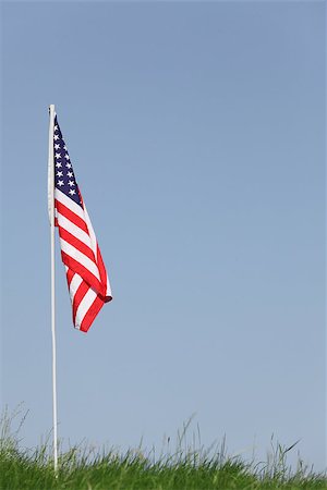 simsearch:400-05902840,k - American flag  in blue sky on green meadow Foto de stock - Royalty-Free Super Valor e Assinatura, Número: 400-06948710