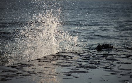 simsearch:693-03363627,k - Water splashes in a stormy dark sea Foto de stock - Royalty-Free Super Valor e Assinatura, Número: 400-06949396