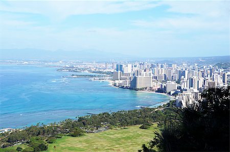 simsearch:400-06557675,k - The skyline of bustling Honolulu city on Oahu island in Hawaii, USA with Waikiki and the Pacific ocean in the foreground as seen from the top of Diamond Crater Mountain on a clear morning. Foto de stock - Super Valor sin royalties y Suscripción, Código: 400-06949514