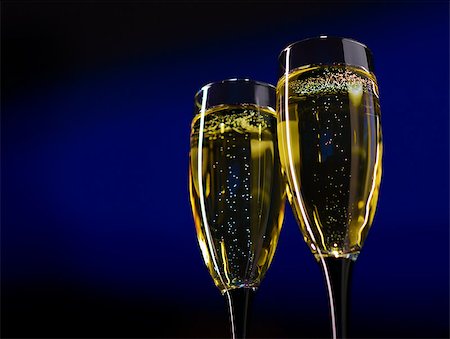 Two Glasses of Champagne Against Dark Blue Background Photographie de stock - Aubaine LD & Abonnement, Code: 400-06949908