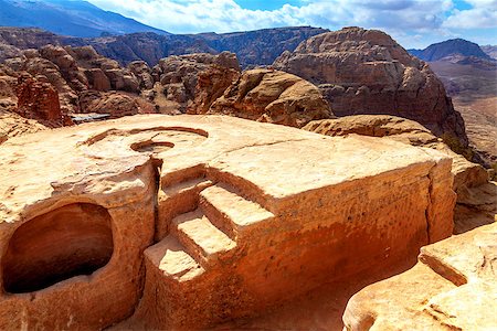 Ancient sacred place in the desert at Petra in Jordan Fotografie stock - Microstock e Abbonamento, Codice: 400-06954156