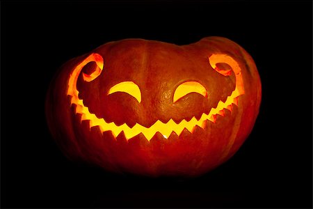 simsearch:400-04297954,k - Smiling Halloween pumpkin glowing in the dark. Stockbilder - Microstock & Abonnement, Bildnummer: 400-06954222