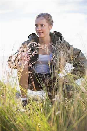 Woman kneeling down and looking away in the countryside Foto de stock - Super Valor sin royalties y Suscripción, Código: 400-06956531