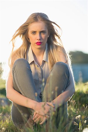 simsearch:400-06956665,k - Blonde woman with red lips sitting in grass looking at camera Stockbilder - Microstock & Abonnement, Bildnummer: 400-06956659