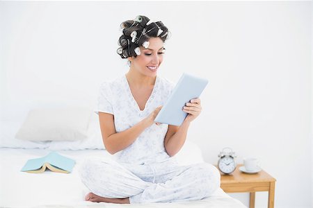 simsearch:693-06323945,k - Pretty brunette in hair rollers using tablet on bed at home in bedroom Stock Photo - Budget Royalty-Free & Subscription, Code: 400-06958189