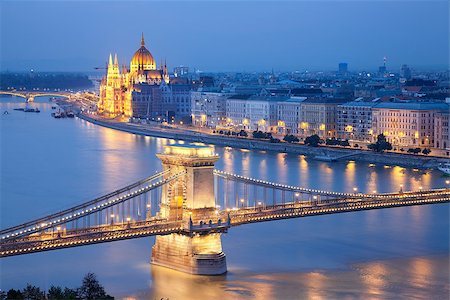 simsearch:400-08253455,k - Image of Budapest, capital city of Hungary, during twilight blue hour. Foto de stock - Super Valor sin royalties y Suscripción, Código: 400-06950106