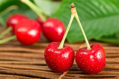 simsearch:400-06855989,k - Cherries and branch with leaves. Studio shot Photographie de stock - Aubaine LD & Abonnement, Code: 400-06950366