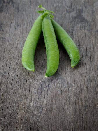 simsearch:400-04785141,k - heap of fresh pea pods, on wood table Stock Photo - Budget Royalty-Free & Subscription, Code: 400-06950456