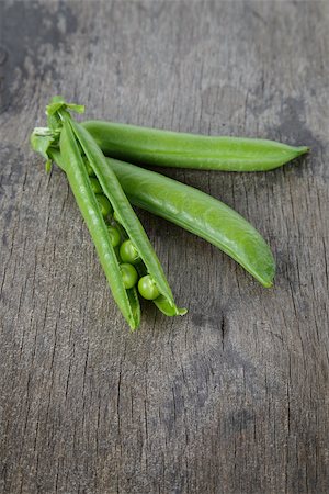 simsearch:400-04785141,k - heap of fresh pea pods, on wood table Stock Photo - Budget Royalty-Free & Subscription, Code: 400-06950457