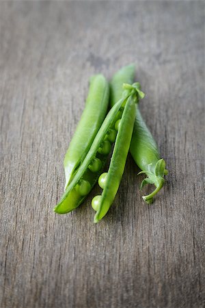 simsearch:400-04785141,k - heap of fresh pea pods, on wood table Stock Photo - Budget Royalty-Free & Subscription, Code: 400-06950458