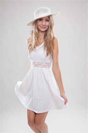 simsearch:400-07919690,k - Young beautiful woman wearing a white dress and hat Stockbilder - Microstock & Abonnement, Bildnummer: 400-06950572
