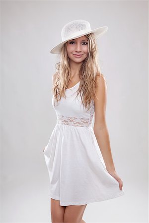 simsearch:400-07919690,k - Young beautiful woman wearing a white dress and hat Stockbilder - Microstock & Abonnement, Bildnummer: 400-06950573