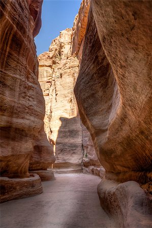 Al-Siq - narrow canyon leading to Petra in Jordan Foto de stock - Royalty-Free Super Valor e Assinatura, Número: 400-06950755